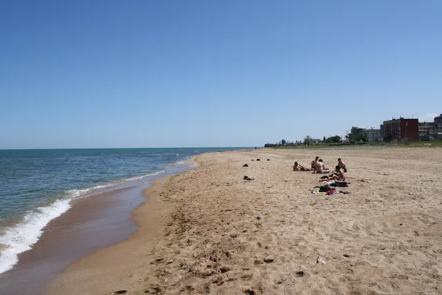 Песчаный берег Каспия в Избербаше
