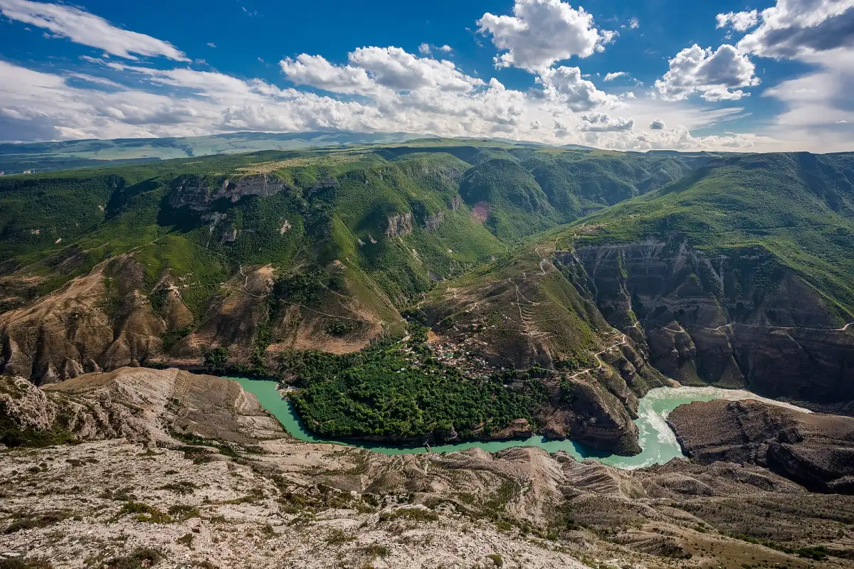 Горная дорога с серпантинами к Сулакскому каньону